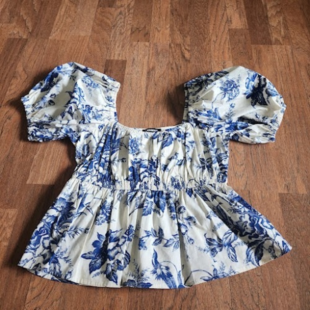 Express Blue White Floral Toile Puff Sleeve Smocked Peplum Top Small NEW 442